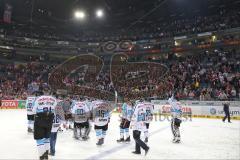 DEL - Playoff Finale - Kölner Haie KEC - ERC Ingolstadt - Deutscher Meister 2014 - Das Team vor den Fanrängen Jubel mit dem Pokal