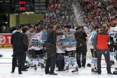 DEL - Playoff Finale - Kölner Haie KEC - ERC Ingolstadt - Deutscher Meister 2014 - Sieg Meister Jubel Cheftrainer Niklas Sundblad und Alexander Oblinger (20)