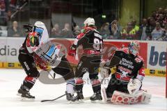 DEL - Playoff Finale - Kölner Haie KEC - ERC Ingolstadt - Der Puck ist im Tor Christoph Gawlik (11) reisst die Arme zum Jubel hoch 1:0, rechts Torwart Danny aus den Birken schaut ins Tor