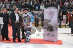 DEL - Playoff Finale - Kölner Haie KEC - ERC Ingolstadt - Deutscher Meister 2014 - Sieg Meister Jubel Patrick Köppchen (55) bekommt den Preis