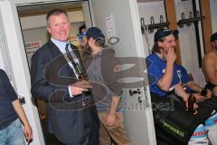 DEL - Playoff Finale - Kölner Haie KEC - ERC Ingolstadt - Deutscher Meister 2014 - Party in der Kabine, Feier, Jubel, Sieg, Pokal, Cheftrainer Niklas Sundblad