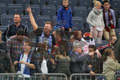 DEL - Playoff Finale - Kölner Haie KEC - ERC Ingolstadt - Deutscher Meister 2014 - Fans warten auf die Panther mit Pokal