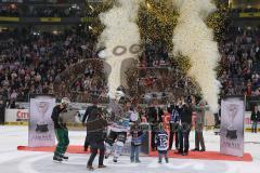 DEL - Playoff Finale - Kölner Haie KEC - ERC Ingolstadt - Ingolstadt ist Deutscher Meister Feier Tyler Bouck (12) Pokal