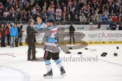 DEL - Playoff Finale - Kölner Haie KEC - ERC Ingolstadt - Deutscher Meister 2014 - Sieg Meister Jubel Patrick Köppchen (55) bekommt den Preis