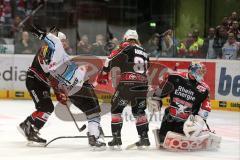 DEL - Playoff Finale - Kölner Haie KEC - ERC Ingolstadt - Der Puck ist im Tor Christoph Gawlik (11) reisst die Arme zum Jubel hoch 1:0, rechts Torwart Danny aus den Birken schaut ins Tor