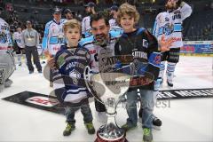 DEL - Playoff Finale - Kölner Haie KEC - ERC Ingolstadt - Deutscher Meister 2014 - Pokal Cup Tyler Bouck (12) mit seinen Kindern