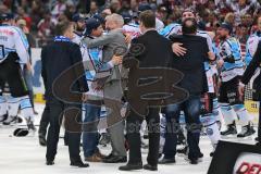 DEL - Playoff Finale - Kölner Haie KEC - ERC Ingolstadt - Deutscher Meister 2014 - Sieg Meister Jubel Alfred Lehmann gratuliert Jakub Ficenec (38)
