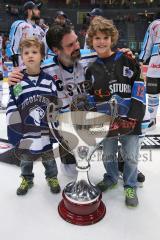 DEL - Playoff Finale - Kölner Haie KEC - ERC Ingolstadt - Deutscher Meister 2014 - Pokal Cup Tyler Bouck (12) mit seinen Kindern