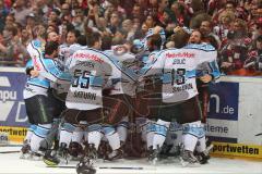 DEL - Playoff Finale - Kölner Haie KEC - ERC Ingolstadt - Deutscher Meister 2014 - Sieg Meister Jubel alle an der Bande nach dem Spiel