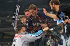 DEL - Playoff Finale - Kölner Haie KEC - ERC Ingolstadt - Deutscher Meister 2014 - Christoph Gawlik (11) bei den Fans mit Medaille Jubel