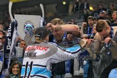 DEL - Playoff Finale - Kölner Haie KEC - ERC Ingolstadt - Deutscher Meister 2014 - Christoph Gawlik (11) bei den Fans mit Medaille Jubel