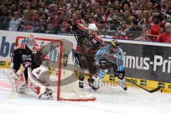 DEL - Playoff Finale - Kölner Haie KEC - ERC Ingolstadt - rechts Jared Ross (42) umfährt das Tor von Torwart Danny aus den Birken