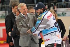 DEL - Playoff Finale - Kölner Haie KEC - ERC Ingolstadt - Deutscher Meister 2014 - Jubel Medaillenübergabe an Jean-Francois Boucher (84) durch Oberbürgermeister Alfred Lehmann