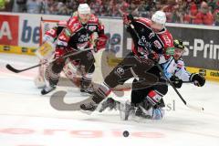 DEL - Playoff Finale - Kölner Haie KEC - ERC Ingolstadt - vor dem Kölner Tor wird Travis Turnbull (71) von den Beinen geholt