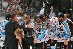 DEL - Playoff Finale - Kölner Haie KEC - ERC Ingolstadt - Deutscher Meister 2014 - Sieg Meister Jubel Cheftrainer Niklas Sundblad bei der Mannschaft auf dem Eis mit Co-Trainer Petri Liimatainen