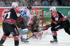 DEL - Playoff Finale - Kölner Haie KEC - ERC Ingolstadt - Derek Hahn (43) knapp am Tor von Torwart Danny aus den Birken