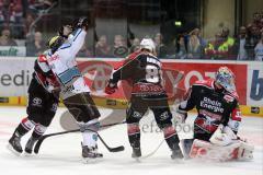 DEL - Playoff Finale - Kölner Haie KEC - ERC Ingolstadt - Der Puck ist im Tor Christoph Gawlik (11) reisst die Arme zum Jubel hoch 1:0, rechts Torwart Danny aus den Birken schaut ins Tor