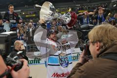 DEL - Playoff Finale - Kölner Haie KEC - ERC Ingolstadt - Ingolstadt ist Deutscher Meister Feier Fans Torwart Timo Pielmeier (51)