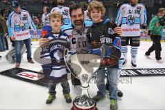 DEL - Playoff Finale - Kölner Haie KEC - ERC Ingolstadt - Deutscher Meister 2014 - Pokal Cup Tyler Bouck (12) mit seinen Kindern