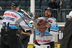 DEL - Playoff Finale - Kölner Haie KEC - ERC Ingolstadt - Deutscher Meister 2014 - Pokal Jubel Fans Eddy Rinke-Leitans (91) und rechts Torwart Timo Pielmeier (51)