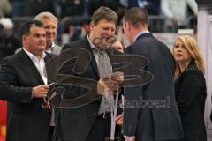 DEL - Playoff Finale - Kölner Haie KEC - ERC Ingolstadt - Deutscher Meister 2014 - Jubel Medaillenübergabe an Cheftrainer Niklas Sundblad durch Audi Vertreter