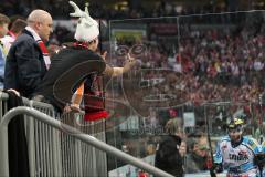 DEL - Playoff Finale - Kölner Haie KEC - ERC Ingolstadt - Kölner Fans beschimpfen Jared Ross (42) der in die Strafbox geht