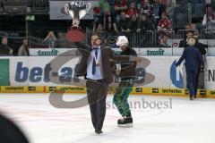 DEL - Playoff Finale - Kölner Haie KEC - ERC Ingolstadt - Deutscher Meister 2014 - Pokal Jubel Fans Co-Trainer Petri Liimatainen