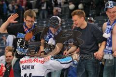 DEL - Playoff Finale - Kölner Haie KEC - ERC Ingolstadt - Deutscher Meister 2014 - Christoph Gawlik (11) bei den Fans mit Medaille Jubel