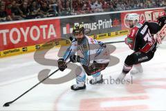 DEL - Playoff Finale - Kölner Haie KEC - ERC Ingolstadt - Thomas Greilinger (39) gegen Kranich