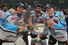 DEL - Playoff Finale - Kölner Haie KEC - ERC Ingolstadt - Ingolstadt ist Deutscher Meister Feier Torwart Timo Pielmeier (51) Stephan Retzer Thomas Greilinger (39) Christoph Gawlik (11)