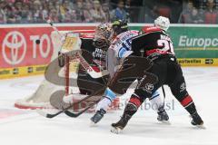 DEL - Playoff Finale - Kölner Haie KEC - ERC Ingolstadt - John Laliberte (15) knapp am Tor von Torwart Danny aus den Birken