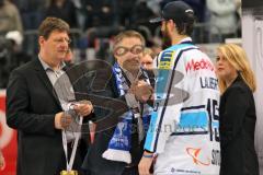 DEL - Playoff Finale - Kölner Haie KEC - ERC Ingolstadt - Deutscher Meister 2014 - Jubel Medaillenübergabe an John Laliberte (15) durch Christian Lösel