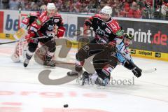 DEL - Playoff Finale - Kölner Haie KEC - ERC Ingolstadt - vor dem Kölner Tor wird Travis Turnbull (71) von den Beinen geholt