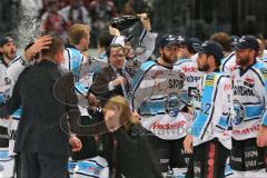 DEL - Playoff Finale - Kölner Haie KEC - ERC Ingolstadt - Deutscher Meister 2014 - Sieg Meister Jubel Cheftrainer Niklas Sundblad bei der Mannschaft auf dem Eis mit Co-Trainer Petri Liimatainen