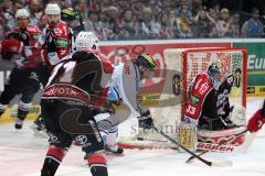 DEL - Playoff Finale - Kölner Haie KEC - ERC Ingolstadt - Derek Hahn (43) knapp am Tor von Torwart Danny aus den Birken