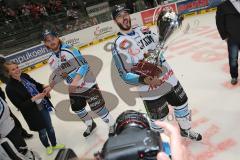 DEL - Playoff Finale - Kölner Haie KEC - ERC Ingolstadt - Deutscher Meister 2014 - Jubel Pokal Cup John Laliberte (15) für die Fotografen
