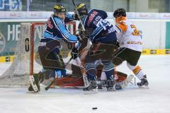 DEL - ERC Ingolstadt - Grizzly Adams Wolfsburg - links 76 Dominik Patocka und Greg Classen (79)  am Tor