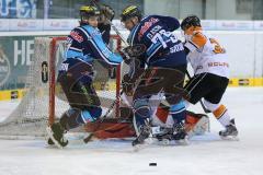 DEL - ERC Ingolstadt - Grizzly Adams Wolfsburg - links 76 Dominik Patocka und Greg Classen (79)  am Tor