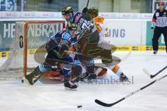 DEL - ERC Ingolstadt - Grizzly Adams Wolfsburg - links 76 Dominik Patocka und Greg Classen (79)  am Tor