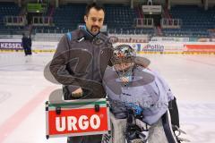 DEL - Playoff Finale - ERC Ingolstadt - Training vor dem ersten Spiel - Betreuer Stephan Retzer mit Torwart Timo Pielmeier (51)