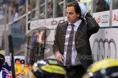 DEL - ERC Ingolstadt - Hamburg Freezers - Co-Trainer Petri Liimatainen traf Puck am Kopf. Eisbeutel