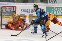 DEL - 2013/2014 - ERC Ingolstadt - Düsseldorf EG - John Laliberte (15) vor dem DEG Torwart Bobby Goepfert