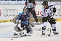 DEL - ERC Ingolstadt - Nürnberg IceTigers - Torwart Timo Pielmeier (51) wehr einen Puck ab