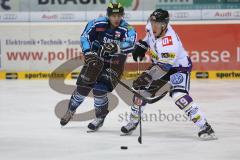 DEL - ERC Ingolstadt - Krefeld Pinguine - Robert Sabolic (25) und rechts Mark Voakes