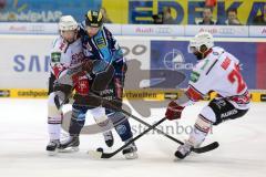 DEL - ERC Ingolstadt - Kölner Haie - PlayOff Finale 2014 - Spiel 2 - Robert Sabolic (25) im Zweikampf um den Puck