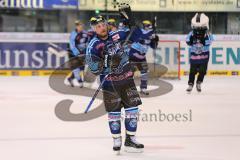 DEL - PlayOff - ERC Ingolstadt - Krefeld Pinguine - Björn Barta (33) bedankt sich bei den Fans nach dem Spiel