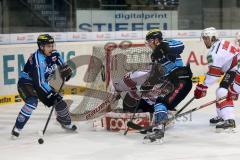 DEL - ERC Ingolstadt - Kölner Haie - links Derek Hahn (43) und rechts Travis Turnbull (71) an Torwart Danny aus den Birken