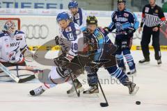 DEL - ERC Ingolstadt - Adler Mannheim - Christoph Gawlik (11) mit Mike Vernace