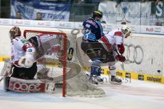 DEL - Playoff Finale - ERC Ingolstadt - Kölner Haie - Derek Hahn (43) fährt ums Tor von Torwart Danny aus den Birken