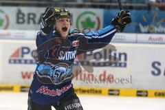 DEL - Playoff Halbfinale - ERC Ingolstadt - Hamburg Freezers - Spiel 6 - Tor Jubel durch Michel Périard (6) - Alexander Oblinger (20) Jubelt